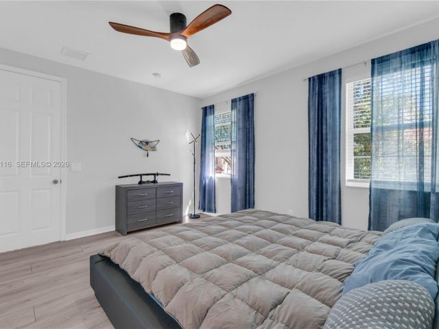 Home for sale at 1019 W Longport Cir 5A - photo 7476209