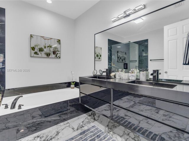 Home for sale at 1019 W Longport Cir 5A - photo 7476210