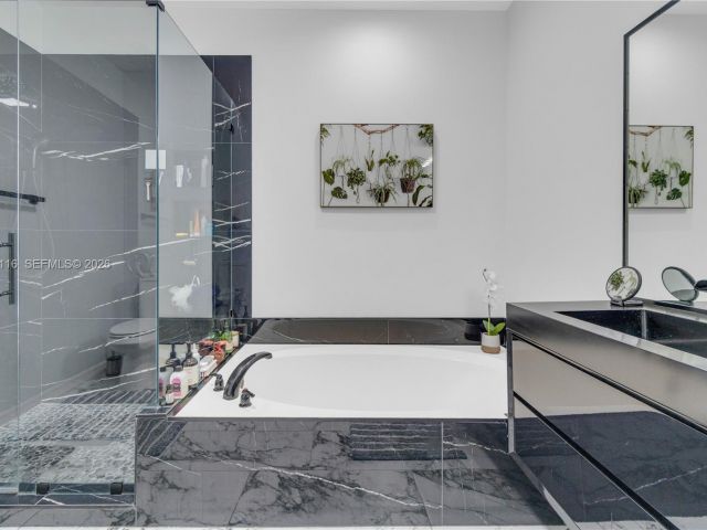 Home for sale at 1019 W Longport Cir 5A - photo 7476211