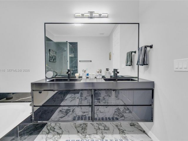 Home for sale at 1019 W Longport Cir 5A - photo 7476213