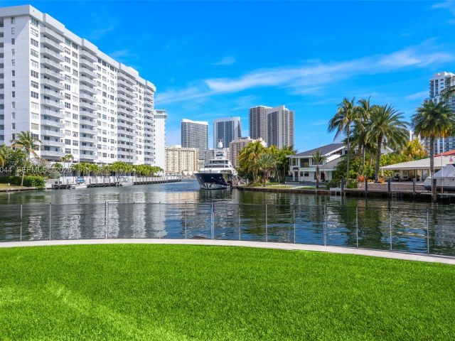 5-bedroom home for sale in Hallandale Beach -  - MondialRealty