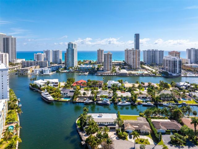 5-bedroom home for sale in Hallandale Beach -  - MondialRealty