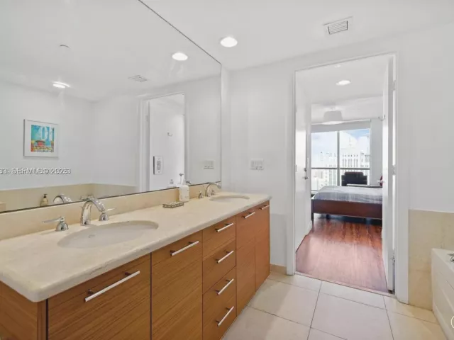 2-bedroom condo for sale in Miami - 50 Biscayne Blvd 2111 - MondialRealty