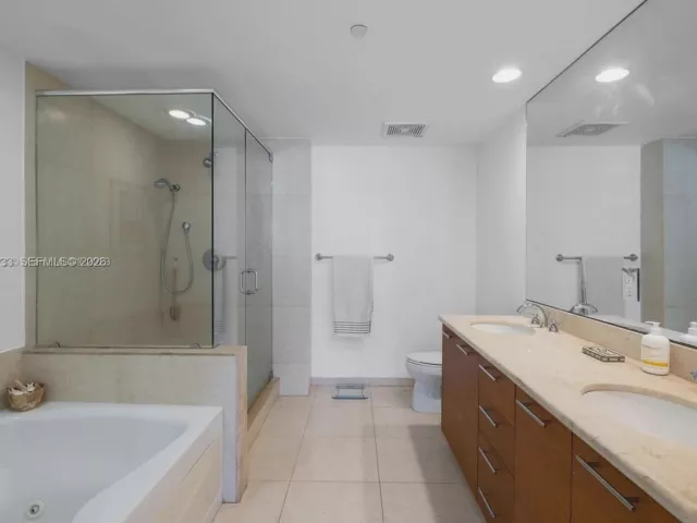 2-bedroom condo for sale in Miami - 50 Biscayne Blvd 2111 - MondialRealty