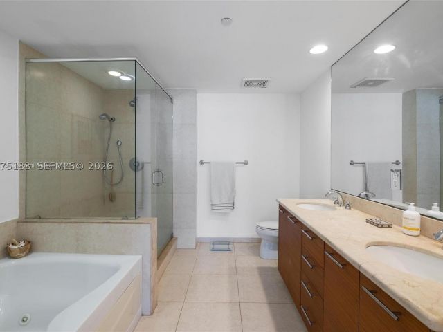 2-bedroom condo for sale in Miami - 50 Biscayne Blvd 2111 - MondialRealty