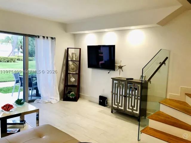 2-bedroom home for rent in Key Biscayne - 881 Ocean Dr TH7 - MondialRealty