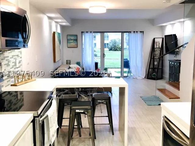 2-bedroom home for rent in Key Biscayne - 881 Ocean Dr TH7 - MondialRealty