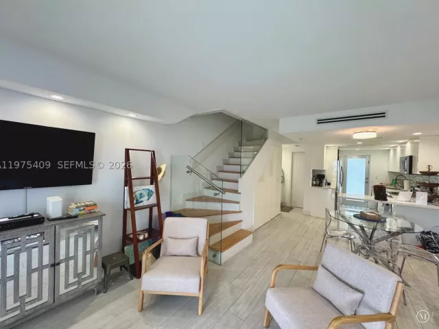 2-bedroom home for rent in Key Biscayne - 881 Ocean Dr TH7 - MondialRealty