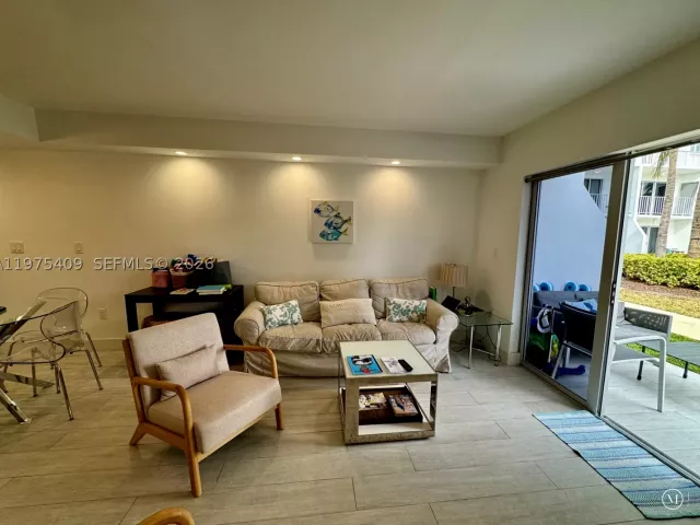 2-bedroom home for rent in Key Biscayne - 881 Ocean Dr TH7 - MondialRealty