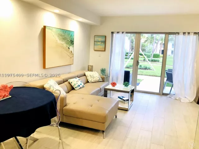 2-bedroom home for rent in Key Biscayne - 881 Ocean Dr TH7 - MondialRealty