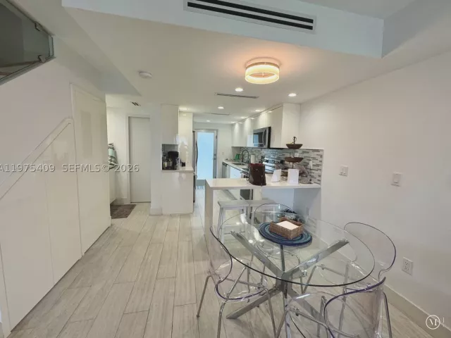 2-bedroom home for rent in Key Biscayne - 881 Ocean Dr TH7 - MondialRealty