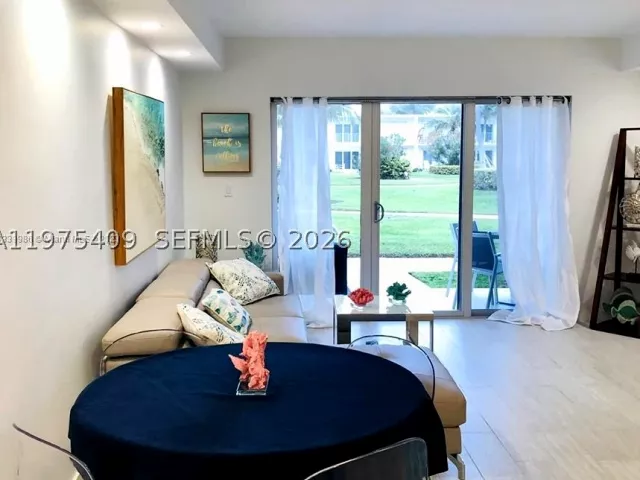 2-bedroom home for rent in Key Biscayne - 881 Ocean Dr TH7 - MondialRealty
