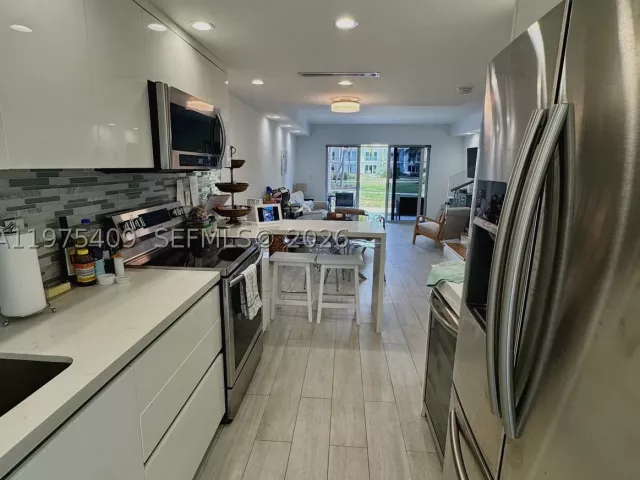 2-bedroom home for rent in Key Biscayne - 881 Ocean Dr TH7 - MondialRealty