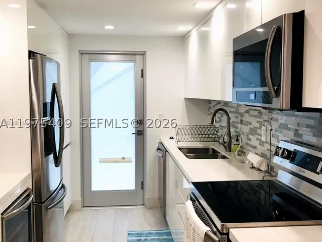 2-bedroom home for rent in Key Biscayne - 881 Ocean Dr TH7 - MondialRealty