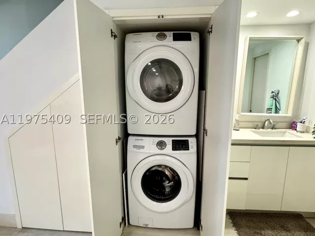 2-bedroom home for rent in Key Biscayne - 881 Ocean Dr TH7 - MondialRealty