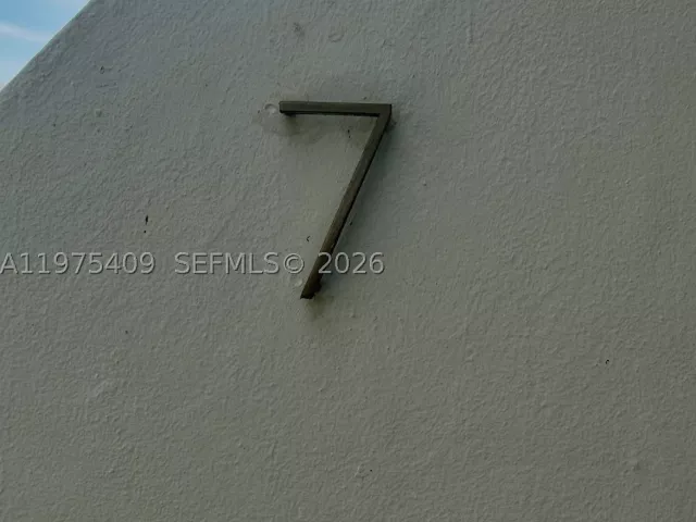 2-bedroom home for rent in Key Biscayne - 881 Ocean Dr TH7 - MondialRealty