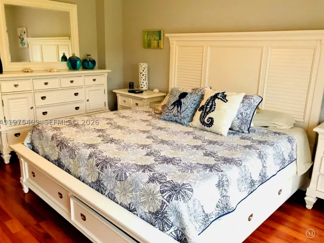 2-bedroom home for rent in Key Biscayne - 881 Ocean Dr TH7 - MondialRealty