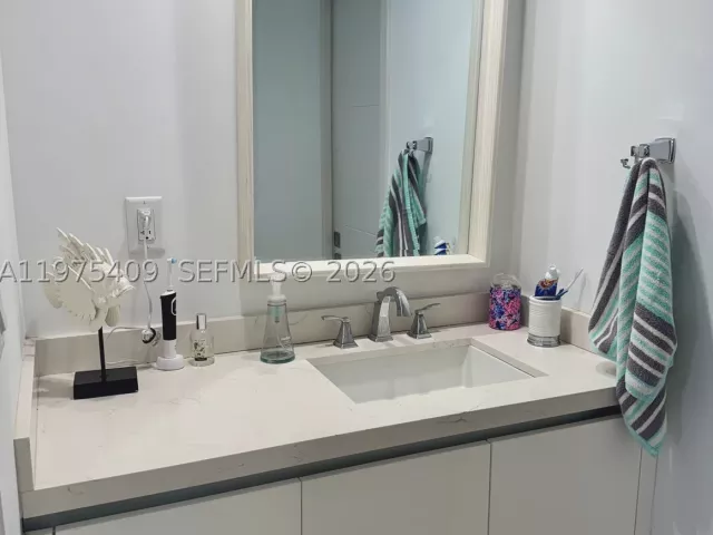 2-bedroom home for rent in Key Biscayne - 881 Ocean Dr TH7 - MondialRealty