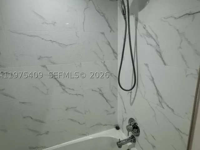 2-bedroom home for rent in Key Biscayne - 881 Ocean Dr TH7 - MondialRealty