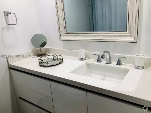 2-bedroom home for rent in Key Biscayne - 881 Ocean Dr TH7 - MondialRealty