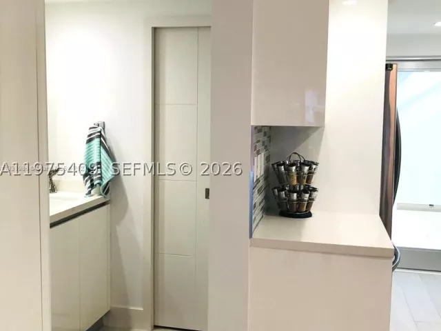 2-bedroom home for rent in Key Biscayne - 881 Ocean Dr TH7 - MondialRealty