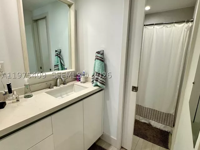 2-bedroom home for rent in Key Biscayne - 881 Ocean Dr TH7 - MondialRealty