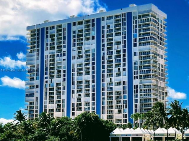 2-bedroom home for rent in Key Biscayne - 881 Ocean Dr TH7 - MondialRealty