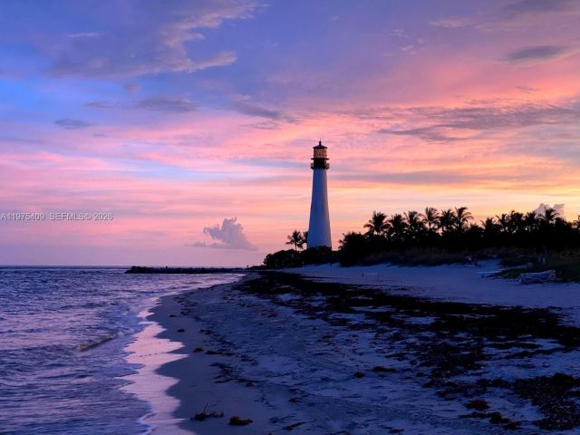 2-bedroom home for rent in Key Biscayne - 881 Ocean Dr TH7 - MondialRealty