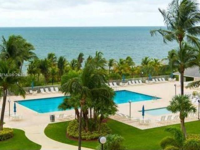 2-bedroom home for rent in Key Biscayne - 881 Ocean Dr TH7 - MondialRealty