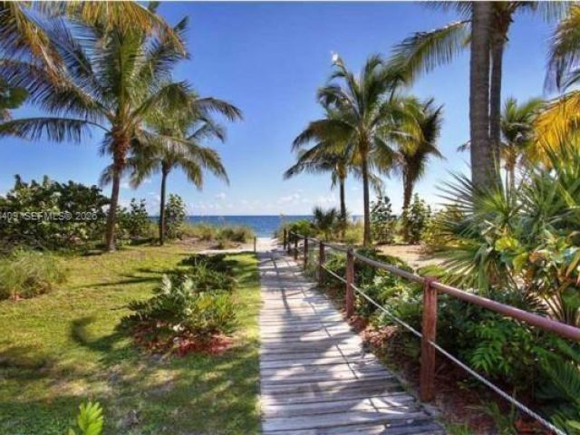 2-bedroom home for rent in Key Biscayne - 881 Ocean Dr TH7 - MondialRealty