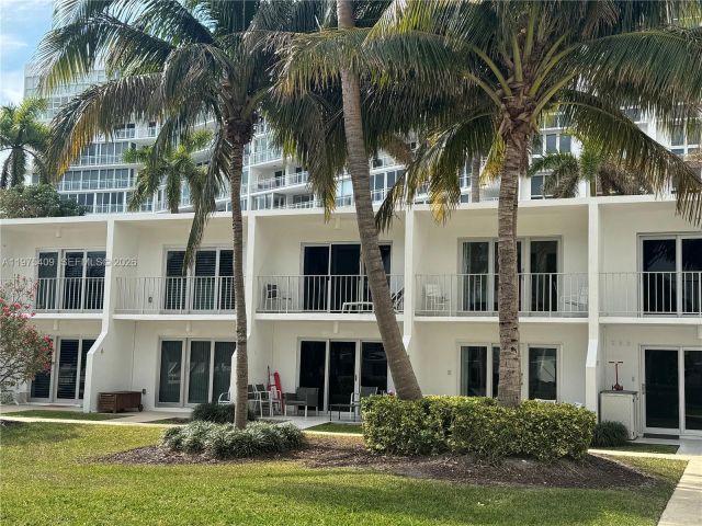 2-bedroom home for rent in Key Biscayne - 881 Ocean Dr TH7 - MondialRealty
