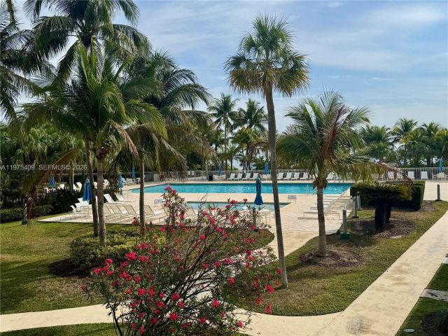 2-bedroom home for rent in Key Biscayne - 881 Ocean Dr TH7 - MondialRealty