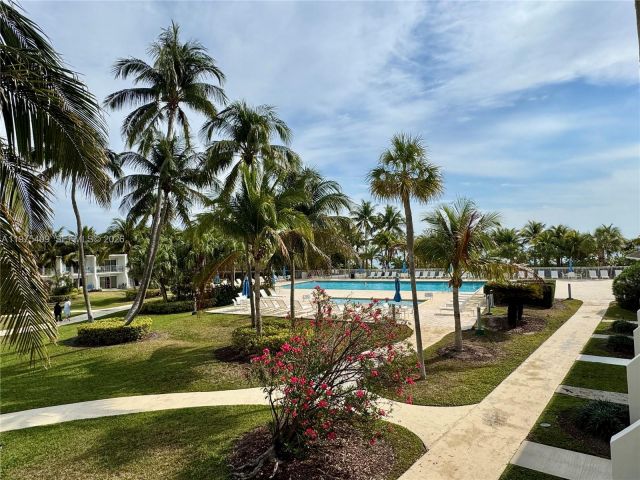 2-bedroom home for rent in Key Biscayne - 881 Ocean Dr TH7 - MondialRealty