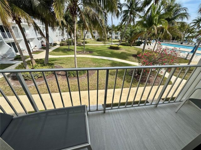 2-bedroom home for rent in Key Biscayne - 881 Ocean Dr TH7 - MondialRealty