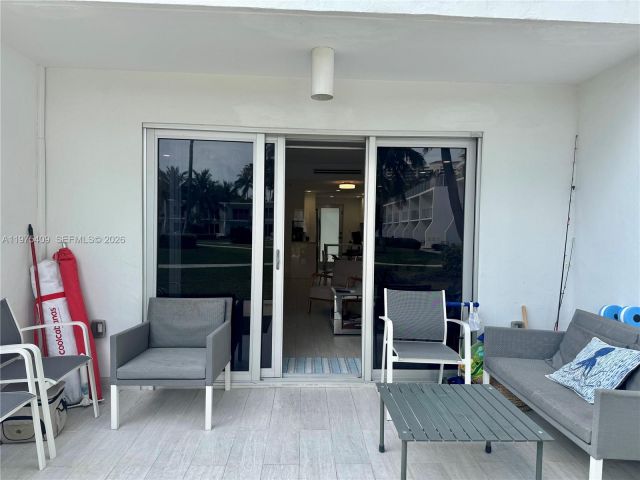 2-bedroom home for rent in Key Biscayne - 881 Ocean Dr TH7 - MondialRealty