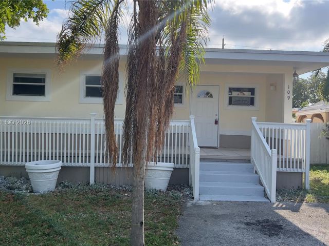 Home for sale at 109 SW 1st Ave - photo 7462251