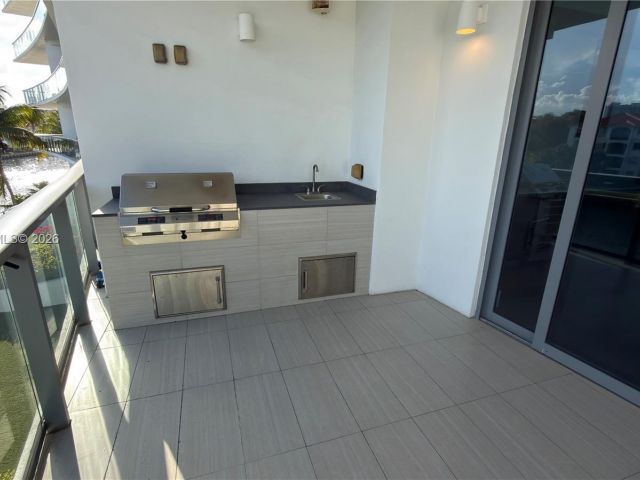 3-bedroom condo for sale in Aventura - 3250 NE 188th St 204 - MondialRealty