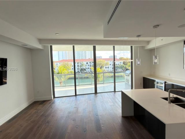 3-bedroom condo for sale in Aventura - 3250 NE 188th St 204 - MondialRealty