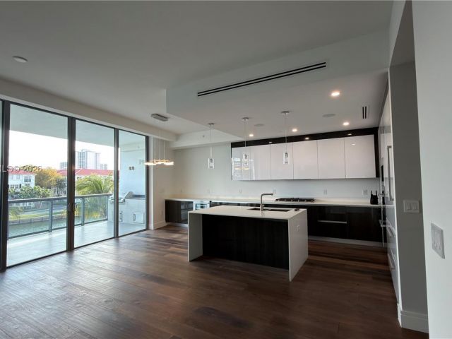 3-bedroom condo for sale in Aventura - 3250 NE 188th St 204 - MondialRealty