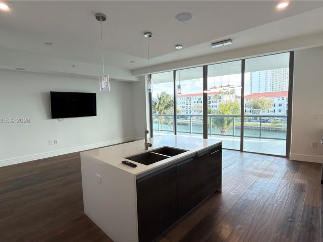 3-bedroom condo for sale in Aventura - 3250 NE 188th St 204 - MondialRealty