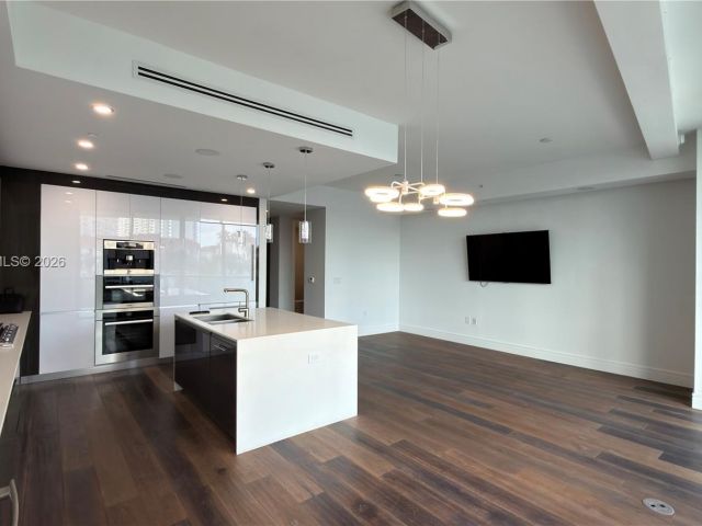 3-bedroom condo for sale in Aventura - 3250 NE 188th St 204 - MondialRealty