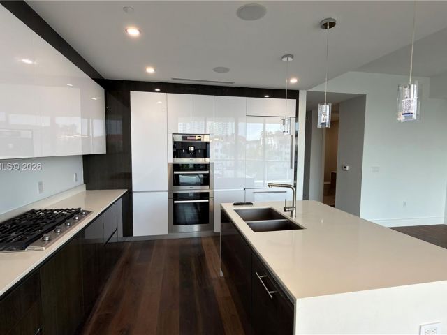 3-bedroom condo for sale in Aventura - 3250 NE 188th St 204 - MondialRealty