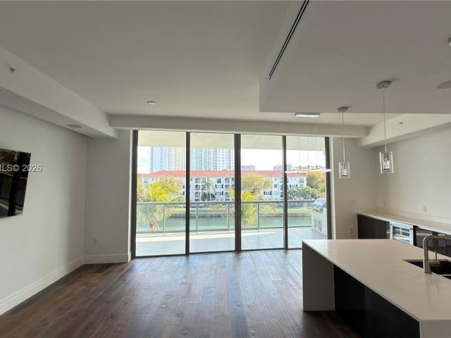 3-bedroom condo for sale in Aventura - 3250 NE 188th St 204 - MondialRealty