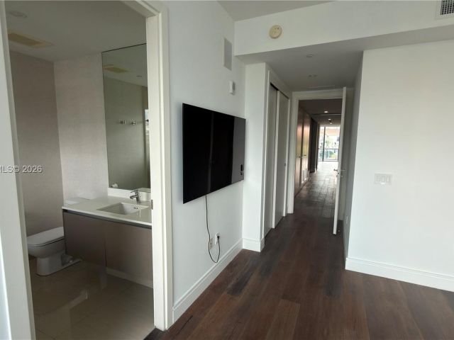 3-bedroom condo for sale in Aventura - 3250 NE 188th St 204 - MondialRealty