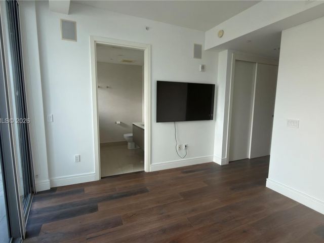 3-bedroom condo for sale in Aventura - 3250 NE 188th St 204 - MondialRealty