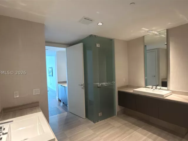 3-bedroom condo for sale in Aventura - 3250 NE 188th St 204 - MondialRealty
