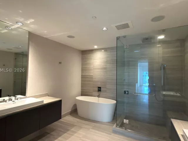 3-bedroom condo for sale in Aventura - 3250 NE 188th St 204 - MondialRealty