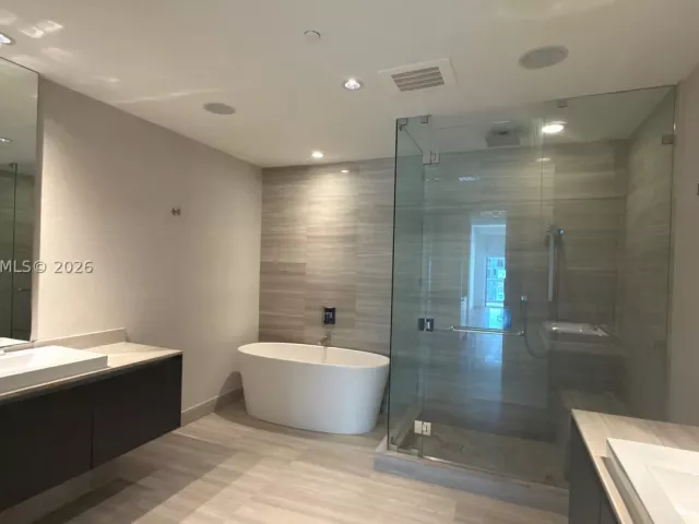 3-bedroom condo for sale in Aventura - 3250 NE 188th St 204 - MondialRealty