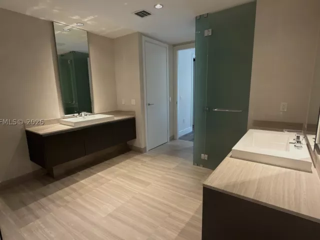 3-bedroom condo for sale in Aventura - 3250 NE 188th St 204 - MondialRealty