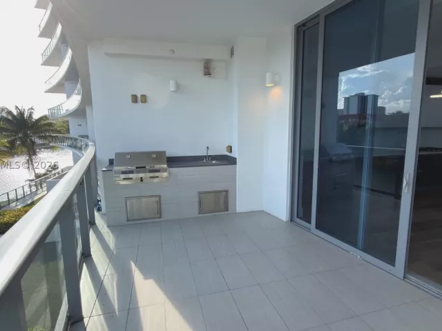 3-bedroom condo for sale in Aventura - 3250 NE 188th St 204 - MondialRealty